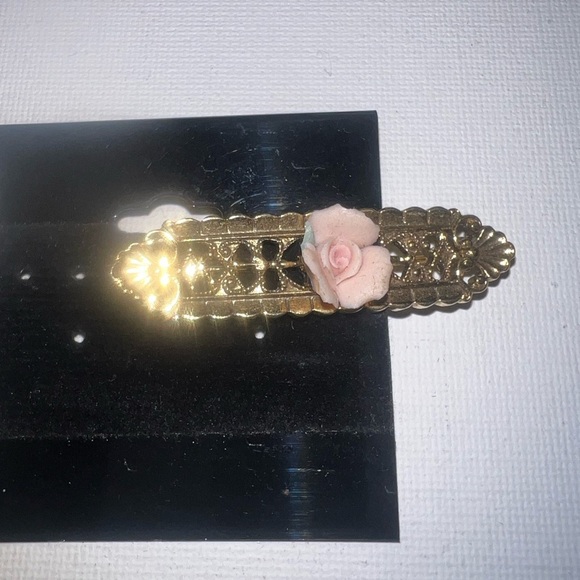 ♦️ Beautiful Single Porcelain Rose set in an Ornate Gold tone Bar Brooch. Used - Picture 3 of 3